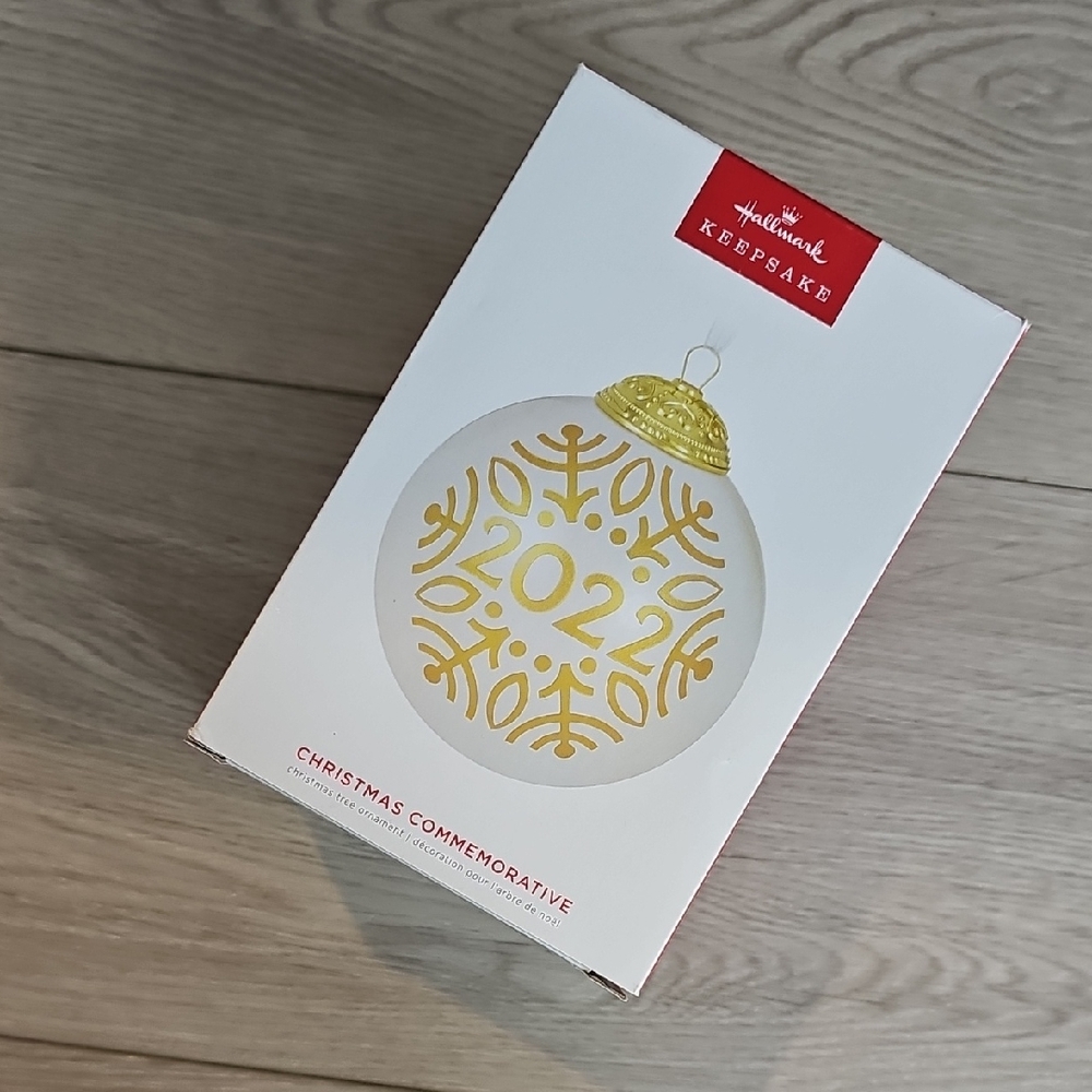 Hallmark Keepsake 2022 Round Glass White & Gold 4" Ornament‎